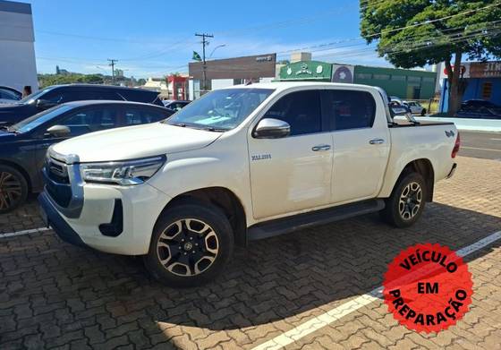TOYOTA HILUX 2.8 D-4D TURBO DIESEL CD SRX 4X4 AUTOMÁTICO TOYOTA HILUX 2.8 D-4D TURBO DIESEL CD SRX 4X4 AUTOMÁTICO
